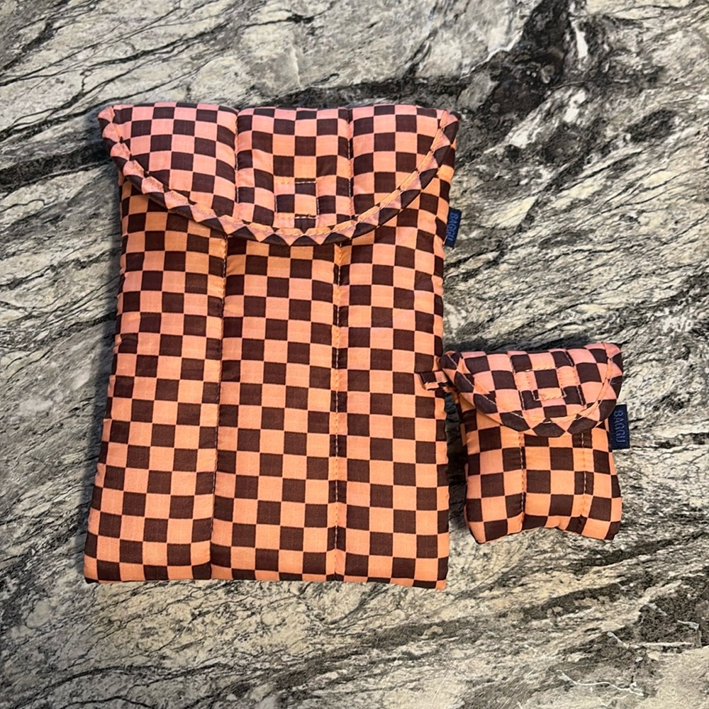 Baggu tablet case, fits 8” screen, can also be used to hold a book. AirPod case.